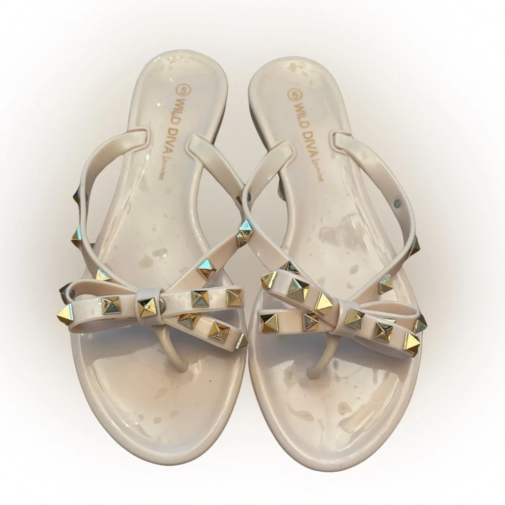 Wild Diva “Joanie” Gold Studded Bow Nude Jelly Thong Sandals Size 5 - Picture 1 of 2